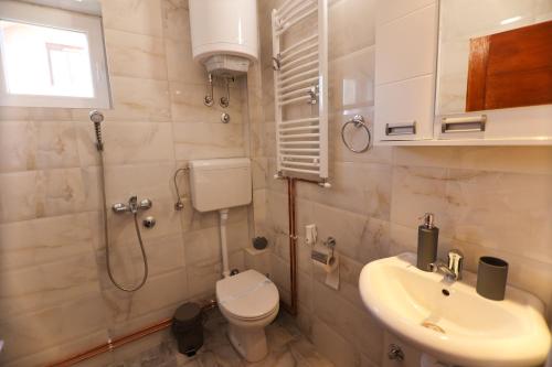 Un baño de Apartmani Varos & Restaurant