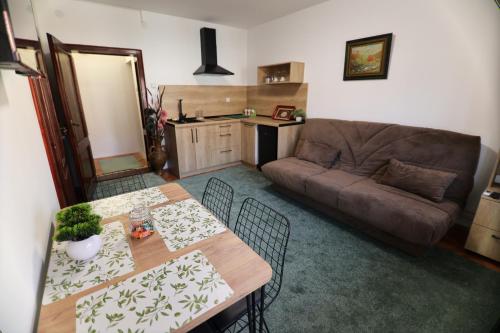 Posezení v ubytování Apartmani Varos & Restaurant