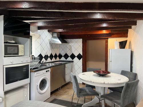 Very Charming Apartment Overlooking S Jorge Castel