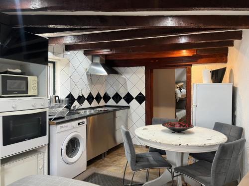 Very Charming Apartment Overlooking S Jorge Castel