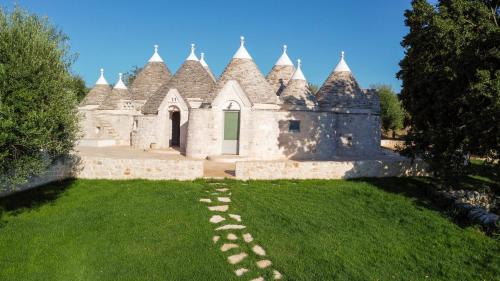 Aed väljaspool majutusasutust Magna Quercia Trullo & Luxurious Escape