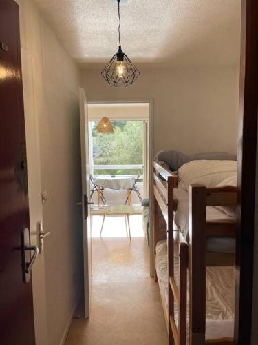- une chambre avec 2 lits superposés et une chambre avec une table dans l'établissement La Mascotte de Sète studio cabine Pking, à Sète