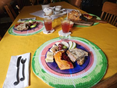 a table with two plates of food on it at Refuge du Poète in Longueuil