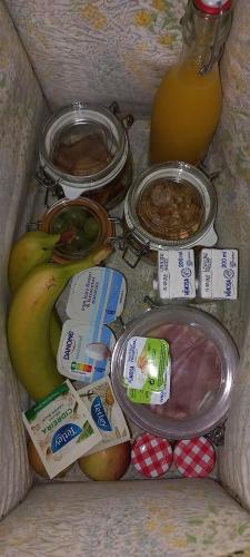 een doos met voedsel, waaronder bananen en andere etenswaren bij Casas Velhinhas - Apartº Aconchego e Apartº Calmaria in Estremoz
