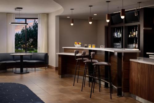a bar with stools in a hotel room at Courtyard by Marriott Amarillo West/Medical Center in Amarillo
