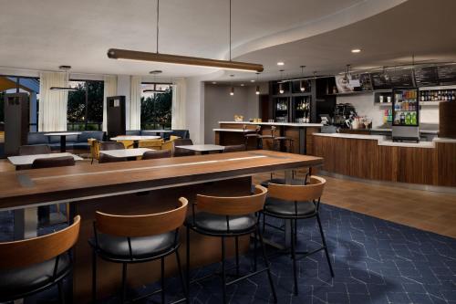 a bar in a restaurant with a counter and stools at Courtyard by Marriott Amarillo West/Medical Center in Amarillo