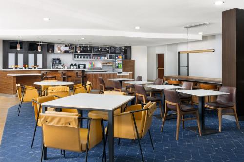 a restaurant with tables and chairs and a bar at Courtyard by Marriott Amarillo West/Medical Center in Amarillo