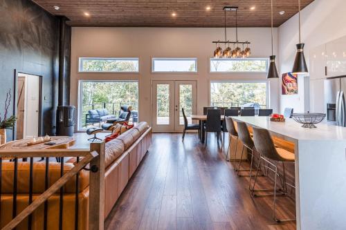 TV a/nebo společenská místnost v ubytování Mountain Retreat with Sauna, Hot Tub & Scenic Escape