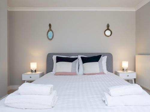 En eller flere senge i et værelse på Regency Square Seaside Apartment - Pass the Keys