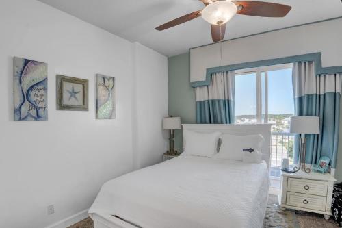 ガルフ・ショアーズにあるIsland Royale 506 by Liquid Lifeのベッドと天井扇風機のある寝室