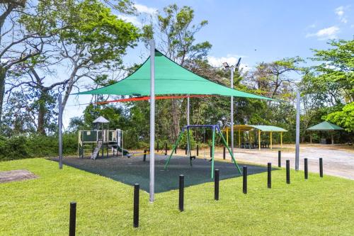 Zona de juegos infantil en Beachfront Serenity at Wonga Beach