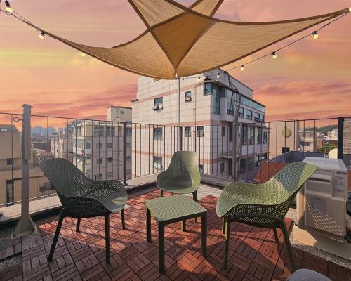 Hongdae 10mins, HapJeong 5mins, AirportBUS 5mins, Largo House SEOUL- Foreigner only_3