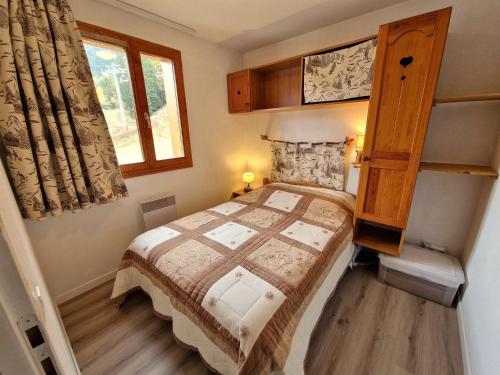 une chambre avec un lit et une fenêtre dans l'établissement Appart 4 pièces, 8 pers, proche piste, Valfréjus - FR-1-265-328, à Modane