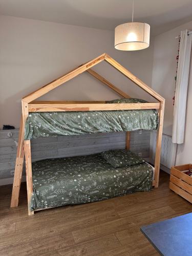 Cette chambre comprend un lit à baldaquin. dans l'établissement Appartement clim & piscine sur Golf, à Pont-Royal