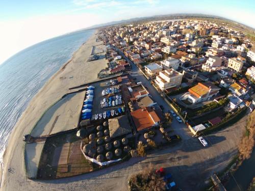 an aerial view of a resort next to the ocean at La Maisonette di Eliana - free parking in Passoscuro