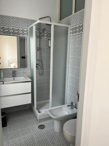 Un baño con inodoro, lavabo y ducha. en Vacanze Romane Apartment in Rome, en Roma