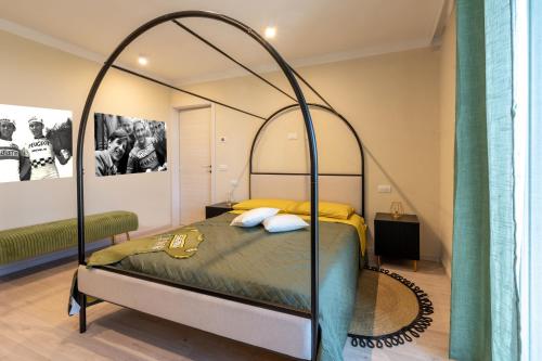 a bedroom with an iron canopy bed in a room at Il Corridore - Locanda Bistrò in Felegara