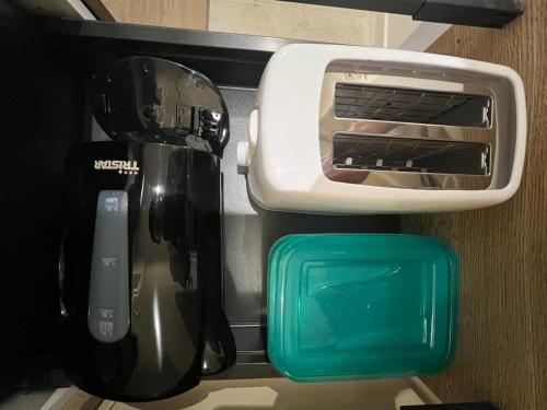 Un four-grille-pain est installé au-dessus d'une étagère. dans l'établissement Charmante escapade, à Perpignan