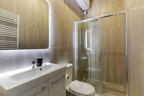 une salle de bain avec une douche, des toilettes et un lavabo dans l'établissement Ballu Place de Clichy Cosy Studio, à Paris