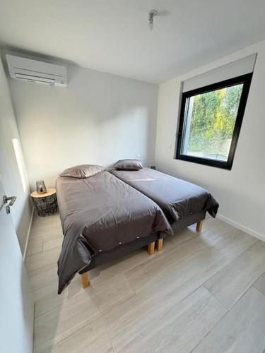 une chambre avec un lit dans une pièce avec une fenêtre dans l'établissement Appartement meublé de 120 m2, à Coudun