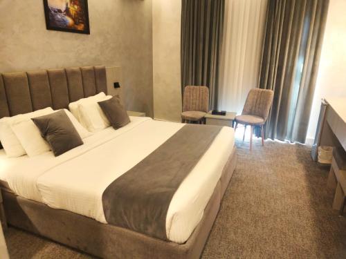 Letto o letti in una camera di Kaya Hotel Amman