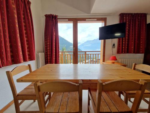 - une table à manger avec vue sur la montagne dans l'établissement Charmant 3 pièces pour 6 personnes à Valfréjus, proche pistes - FR-1-265-344, à Modane
