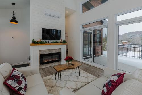 Χώρος καθιστικού στο Mountain Escape with Pool, Near Ski Slopes & Trails