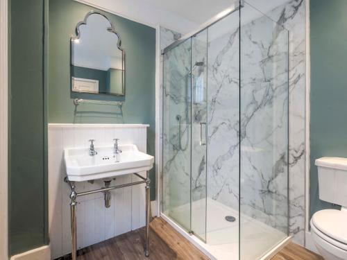 un baño con lavabo y ducha en Brunt How, en Ambleside