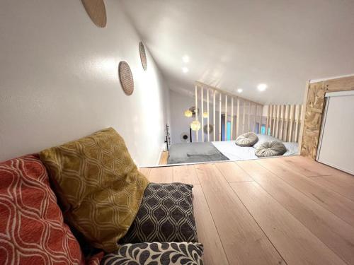 una sala de estar con una cama y un sofá en Jolie Mini Maison Lovely Tiny House, en Vitry-sur-Seine