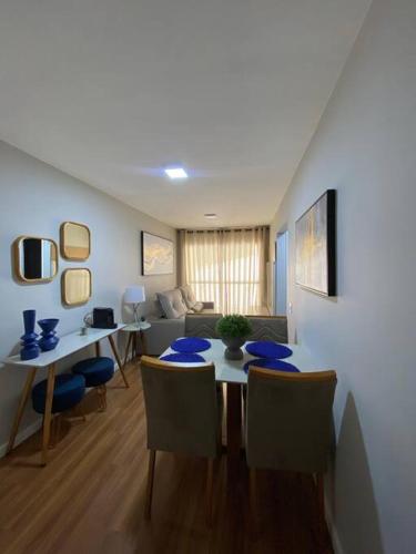 a living room with a table and chairs and a couch at Apartamento Aconchegante Nogueira in Petrópolis