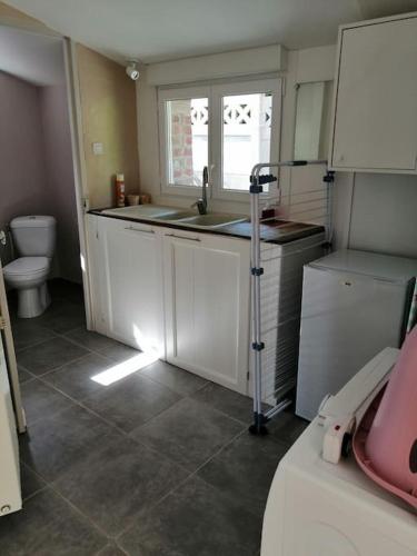 Il comprend une petite cuisine avec un lavabo et des toilettes. dans l'établissement Au petit bonheur à la campagne, à Lederzeele