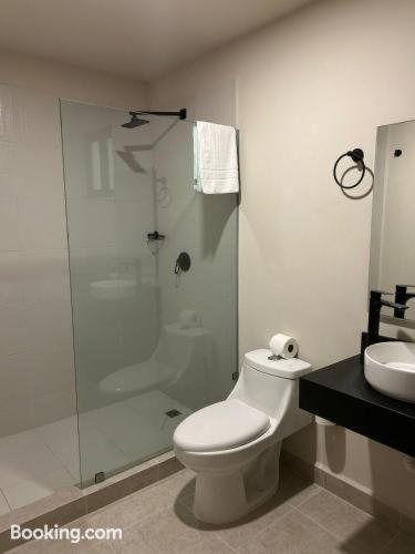 カンクンにあるNew Business Centric Loft with gym and poolのシャワー、トイレ、洗面台を備えたバスルーム