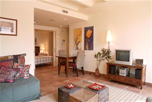 sala de estar con sofá y mesa en Friendly Rentals Dali, en Barcelona