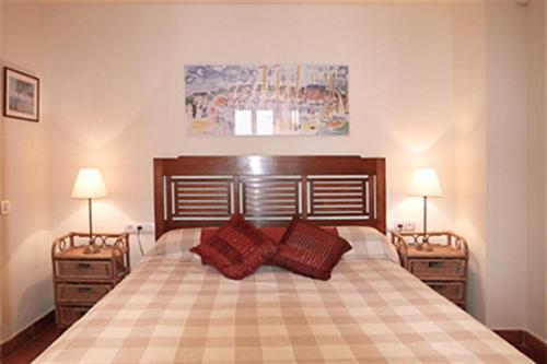1 dormitorio con 1 cama grande y 2 mesitas de noche en Friendly Rentals Dali, en Barcelona