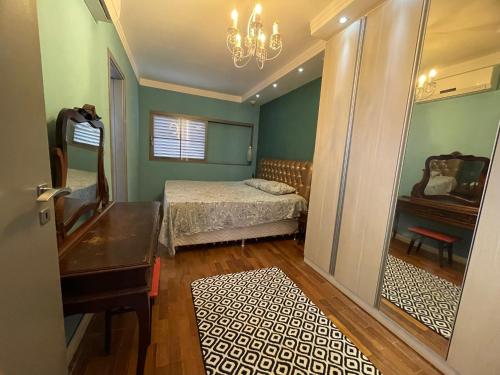 a bedroom with a bed and a desk and a piano at Apart. centro Ribeirão Hospital São Lucas in Ribeirão Preto