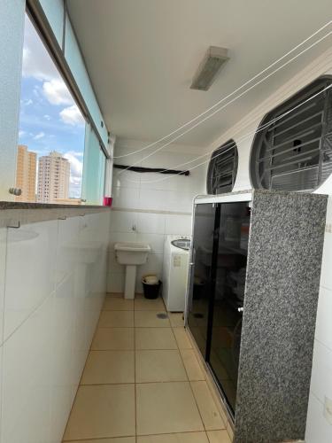a small bathroom with a toilet and a window at Apart. centro Ribeirão Hospital São Lucas in Ribeirão Preto