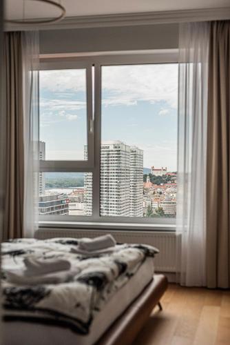 Klingerka Apartment, 25th floor with Free parking and view of Castle and Danube