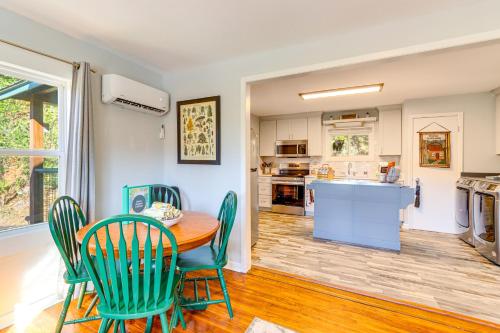 Una cocina o zona de cocina en Less Than 1 Mi to Dtwn Pet-Friendly Cabin in Murphy!