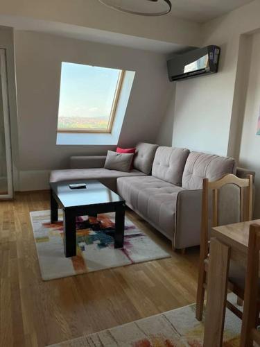 una sala de estar con un sofá y una mesa en Apartment Dalmatina, en Kumanovo