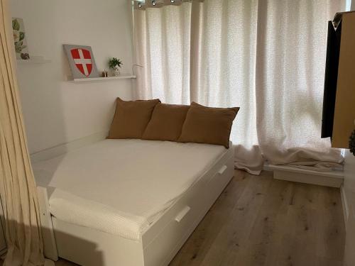 Studio rénové au centre, balcon, Wifi gratuit