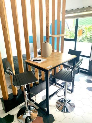 a wooden table and two chairs in a room at Nuevo Loft con Gym con Alberca y Terraza in Mexico City