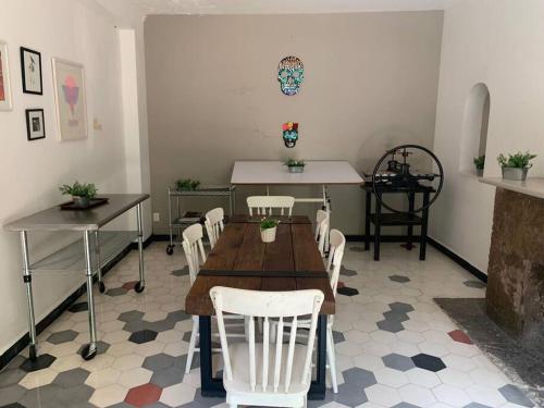 a dining room with a table and white chairs at Nuevo Loft con Gym con Alberca y Terraza in Mexico City