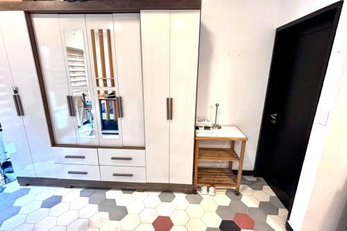 a bathroom with a white cabinet and a sink at Nuevo Loft con Gym con Alberca y Terraza in Mexico City