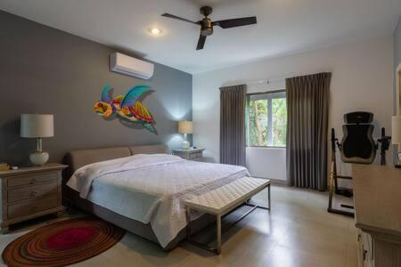 Ένα ή περισσότερα κρεβάτια σε δωμάτιο στο Amazing 4BR house with private pool