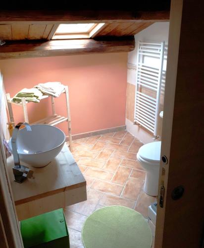 a bathroom with a sink and a toilet at Appartamenti di Claudia, Locazione turistica in Spoleto