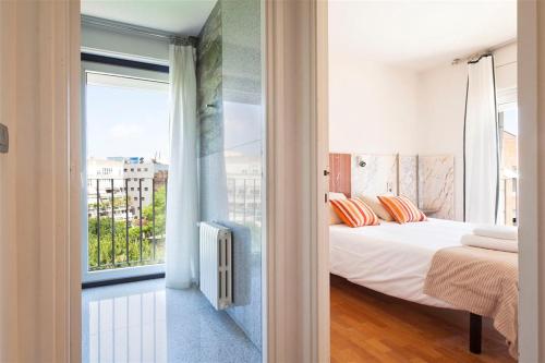 una camera con letto e finestra di Stay U-nique Apartments Salvador Espriu a Barcellona