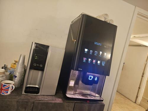 deux appareils assis sur un comptoir dans une cuisine dans l'établissement Exhibition Court Hotel 4, à Londres