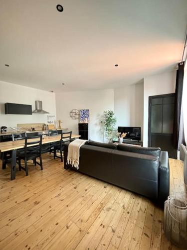 un grand salon avec un canapé et une table dans l'établissement Studio centre ville, cosy, neuf 204, à Saint-Étienne