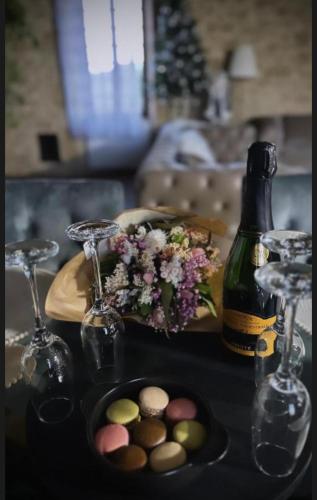 - une table avec 2 verres à vin et une bouteille de champagne dans l'établissement Le Domaine de Pépé, à Saint-Julien-de-Briola