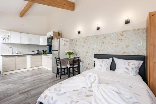 Cet appartement comprend une chambre avec un lit blanc et une cuisine. dans l'établissement Studio proche marcher, à Vitry-sur-Seine